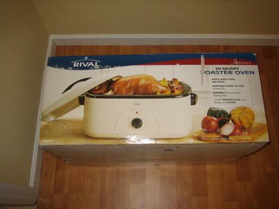 Electric roaster oven with its lid on